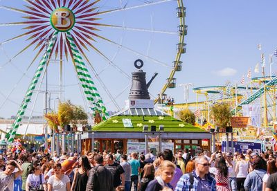 Viele Menschen auf dem Cannstatter Wasen - im Hintergrund die Cannstatter Kanne und das Riesenrad Bellevue